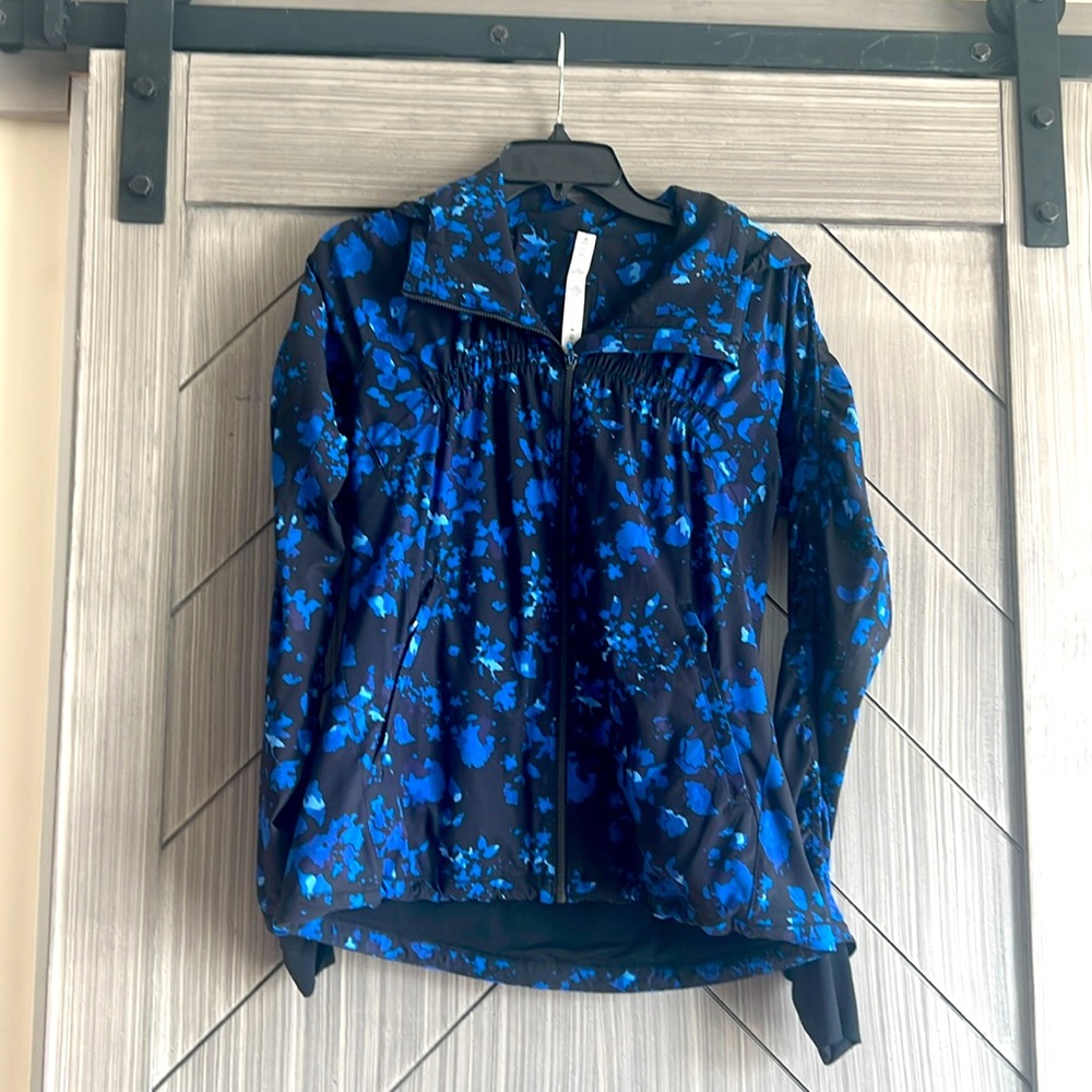 Gorgeous Lululemon windbreaker jacket size 4. Like new!